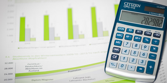 Statistik und Taschenrechner Grafische Darstellungen auf Papier und ein Taschenrechner.