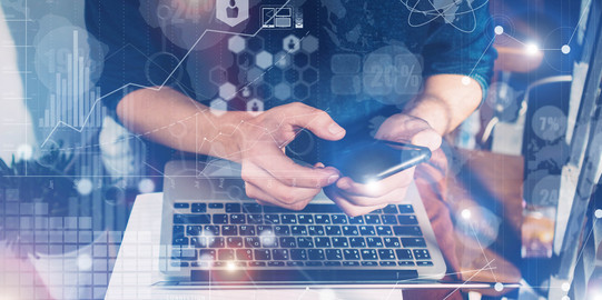 Digitales Arbeiten mit verschiedenen Medien Bildcollage aus verschiedenen Elementen, im Hintergrund arbeitet eine Person mit Laptop, Notizbuch und Smartphone.